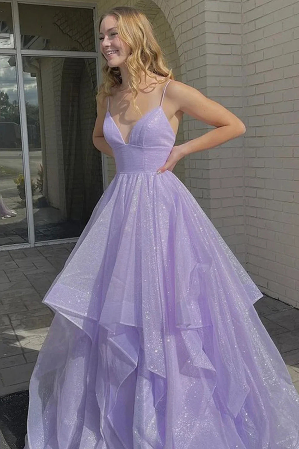 Langes A-Linien-Abendkleid mit Spaghettiträgern und Rüschen