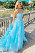 Vestido de fiesta con volantes, corsé y tirantes finos en forma de A