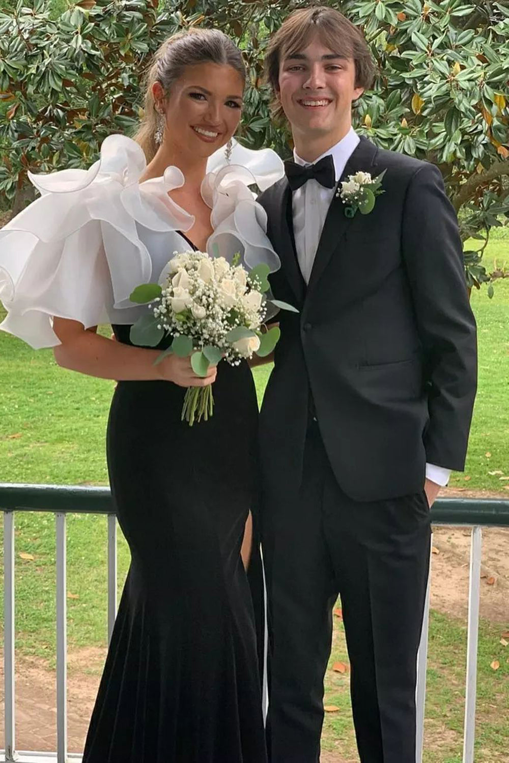 Meerjungfrauen-Abendkleid aus Samt mit V-Ausschnitt und Schlitz