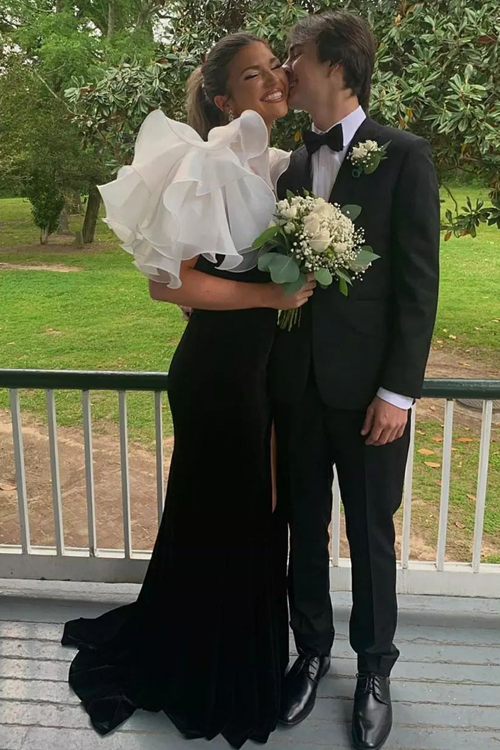 Meerjungfrauen-Abendkleid aus Samt mit V-Ausschnitt und Schlitz