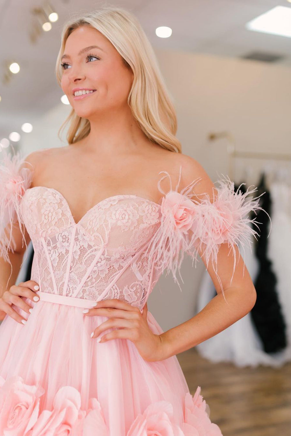 Prinzessinnen-A-Linien-Abendkleid aus Spitze und Tüll mit Carmen-Ausschnitt