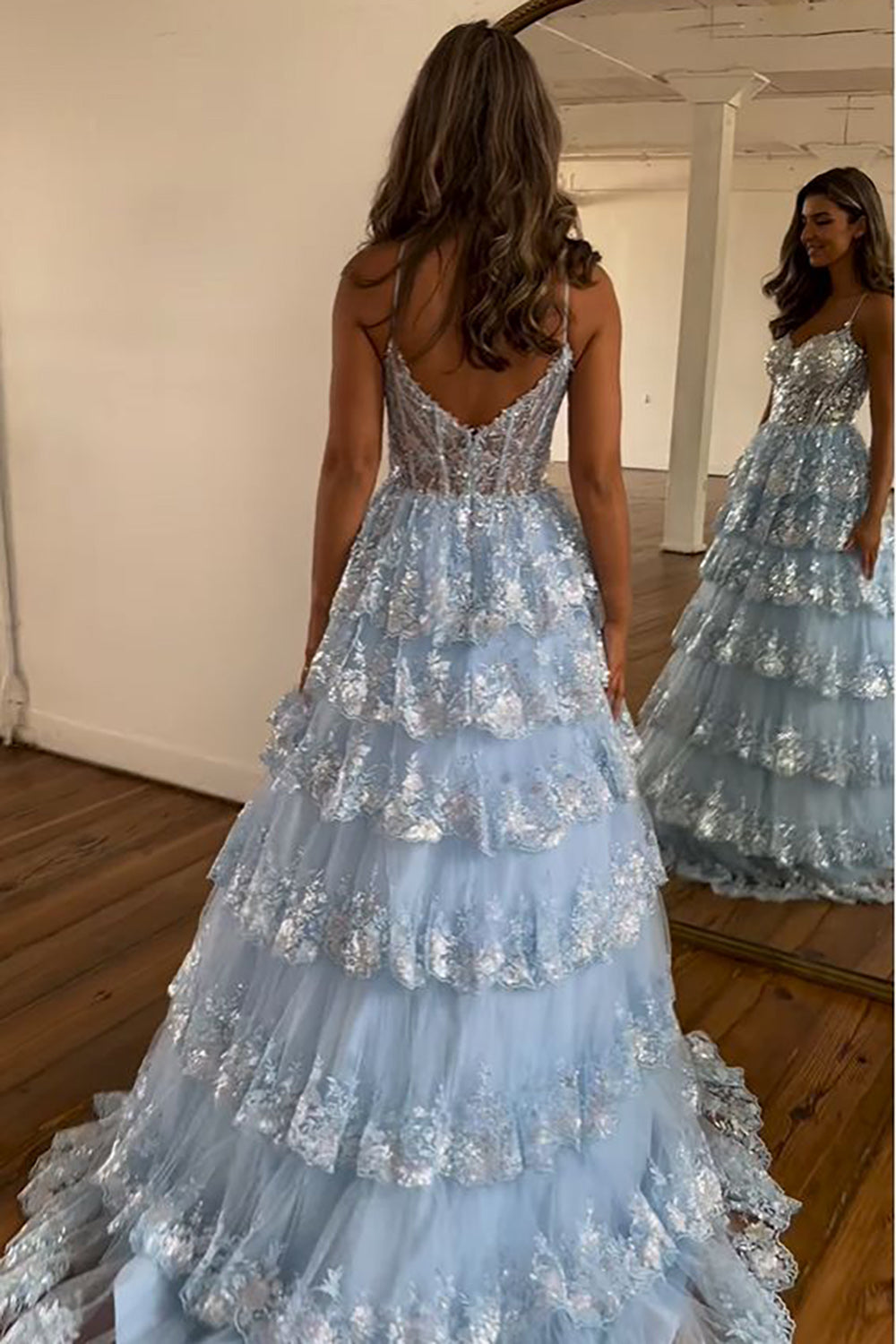 A-Linien-Abendkleid mit Spaghettiträgern und Stufenrock aus Spitze