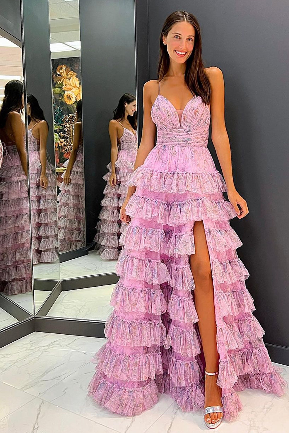 A-Linien-Abendkleid aus bedrucktem Tüll mit Spaghettiträgern und Rüschen