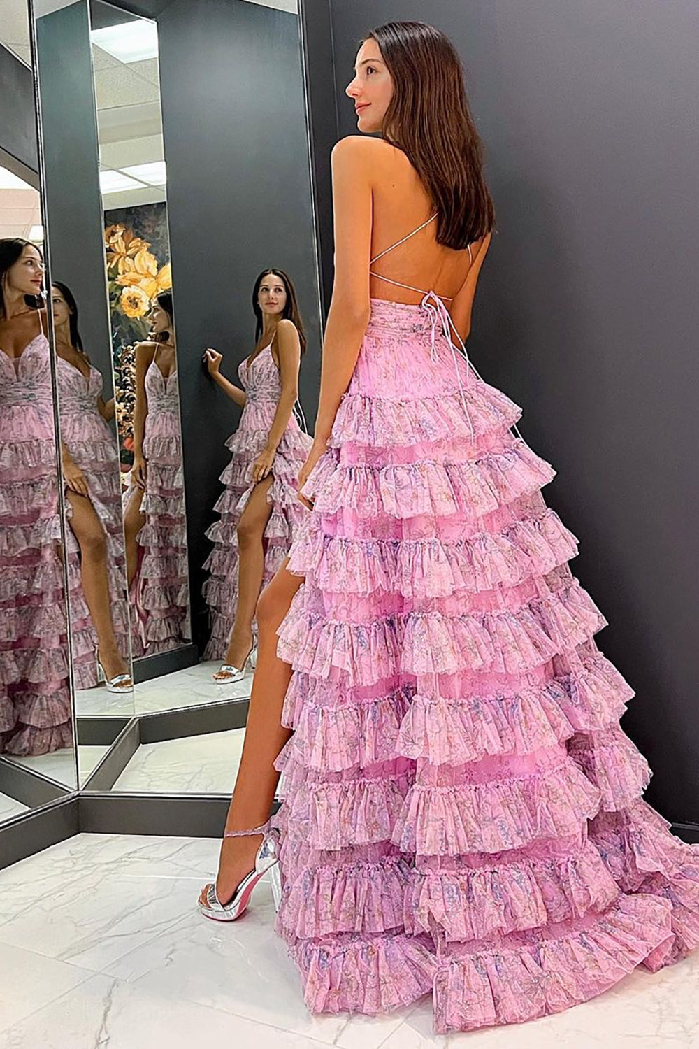 A-Linien-Abendkleid aus bedrucktem Tüll mit Spaghettiträgern und Rüschen