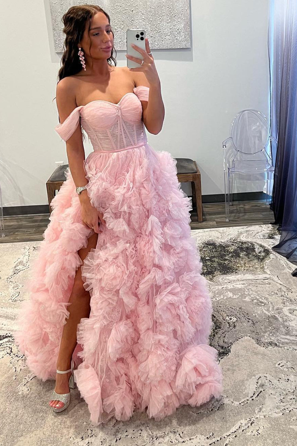 Vestido de fiesta de tul con volantes y hombros descubiertos con abertura