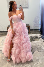 Vestido de fiesta de tul con volantes y hombros descubiertos con abertura