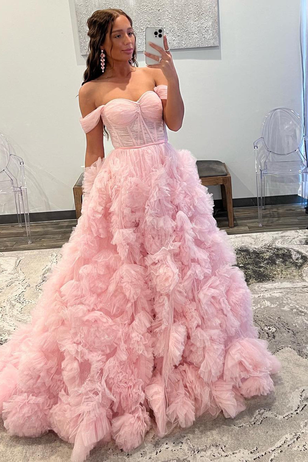 Vestido de fiesta de tul con volantes y hombros descubiertos con abertura