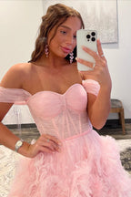 Vestido de fiesta de tul con volantes y hombros descubiertos con abertura