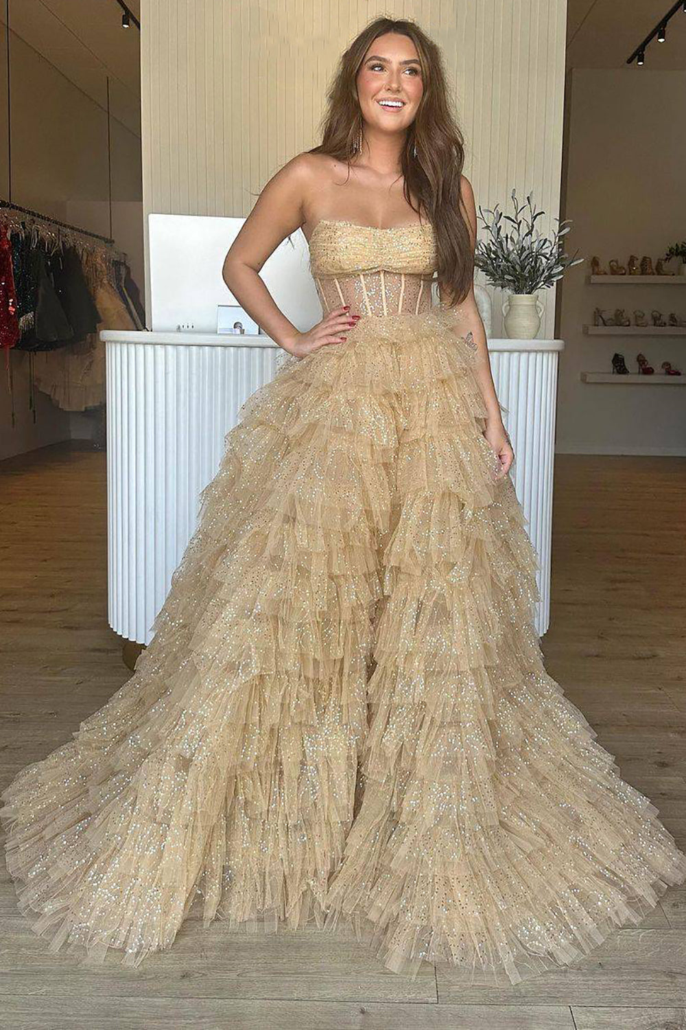 A-Linien-Abendkleid aus glitzerndem Tüll, trägerlos und mit Rüschen