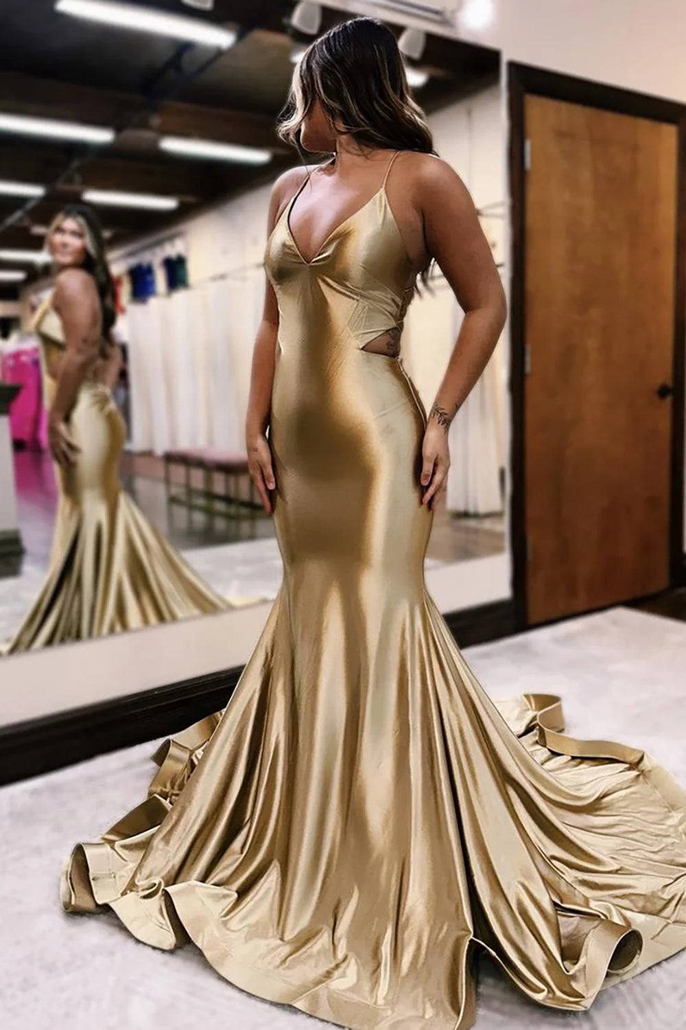 Goldenes, langes Meerjungfrauen-Abendkleid aus Satin mit Spaghettiträgern und Cut-outs aus Satin
