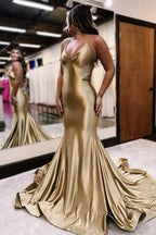 Goldenes, langes Meerjungfrauen-Abendkleid aus Satin mit Spaghettiträgern und Cut-outs aus Satin