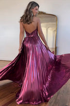 Metallic-rosafarbenes, plissiertes A-Linien-Abendkleid mit Neckholder und Schlitz