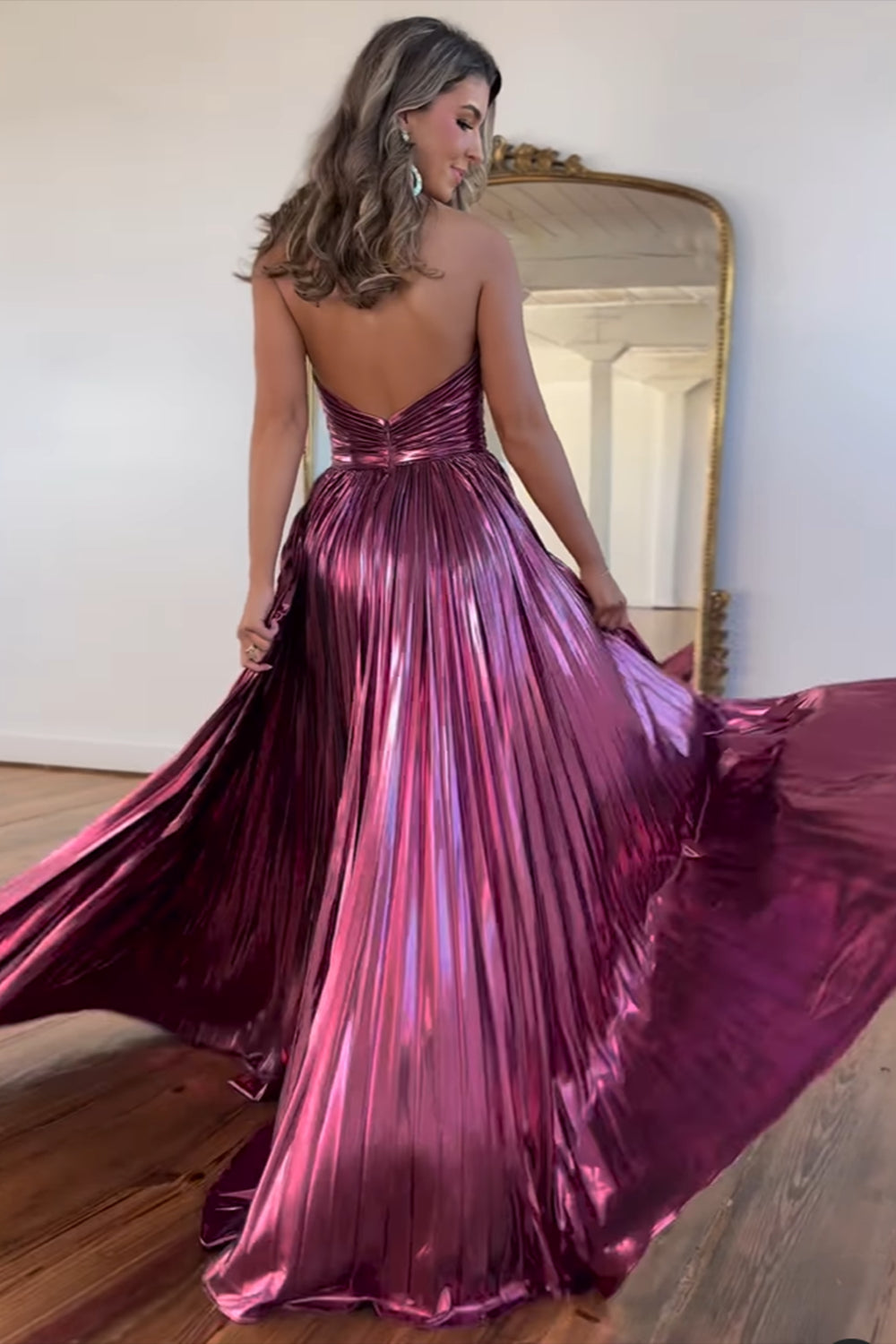 Metallic-rosafarbenes, plissiertes A-Linien-Abendkleid mit Neckholder und Schlitz