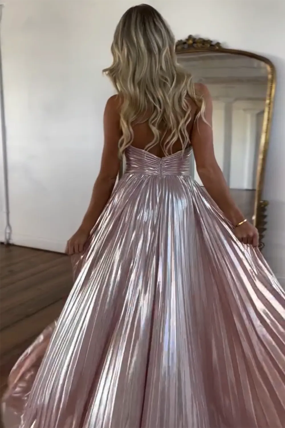 Metallic-rosafarbenes, plissiertes A-Linien-Abendkleid mit Neckholder und Schlitz