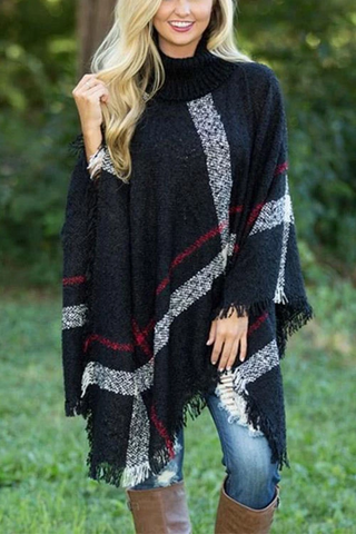 Suéter poncho con borlas y entramado más chic de Meridress
