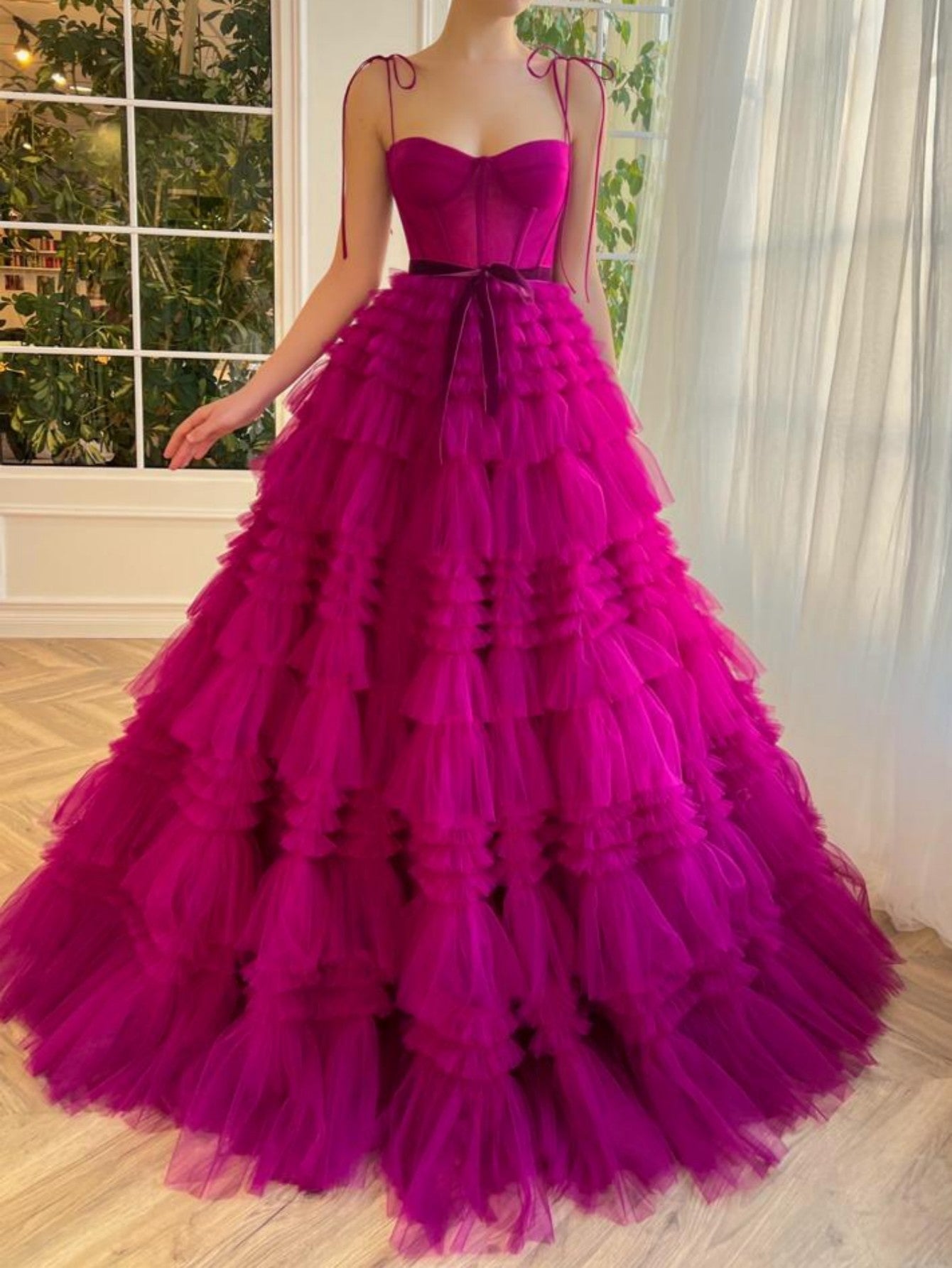 A-Linien-Trägerkleid aus fuchsiafarbenem, gestuftem, langem Tüll