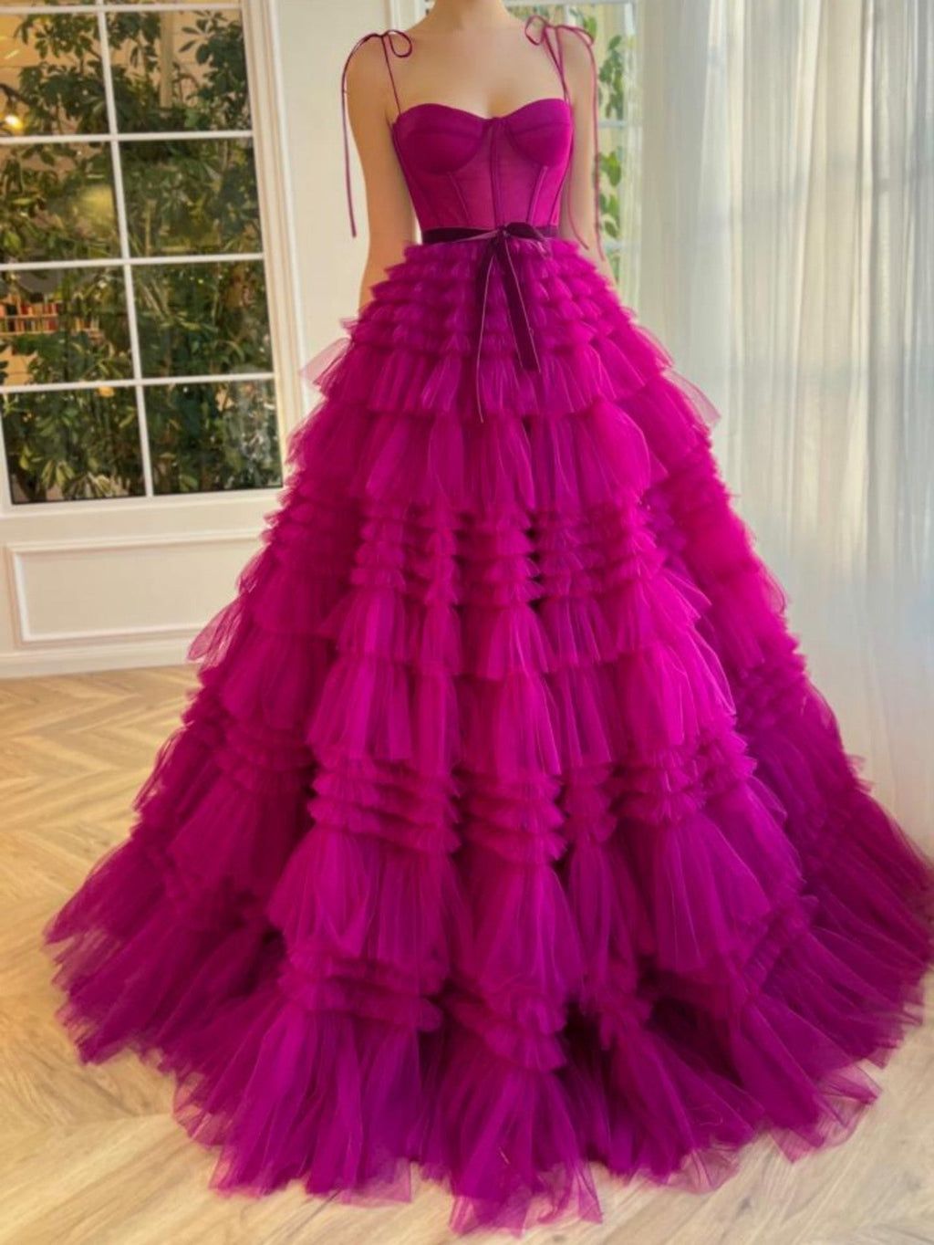 A-Linien-Trägerkleid aus fuchsiafarbenem, gestuftem, langem Tüll