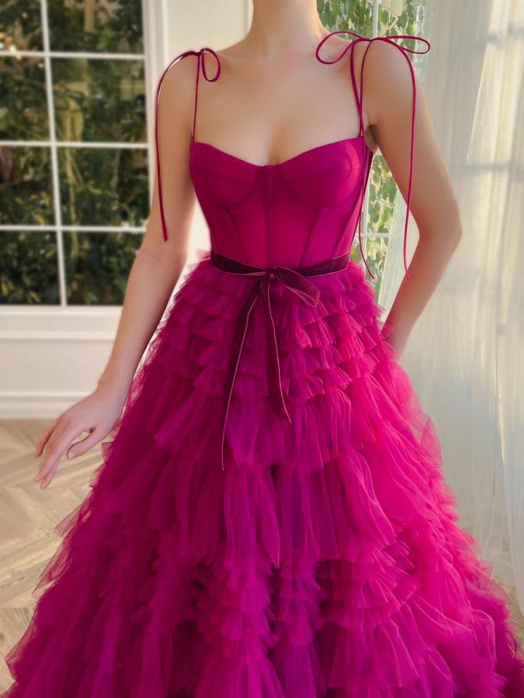 A-Linien-Trägerkleid aus fuchsiafarbenem, gestuftem, langem Tüll