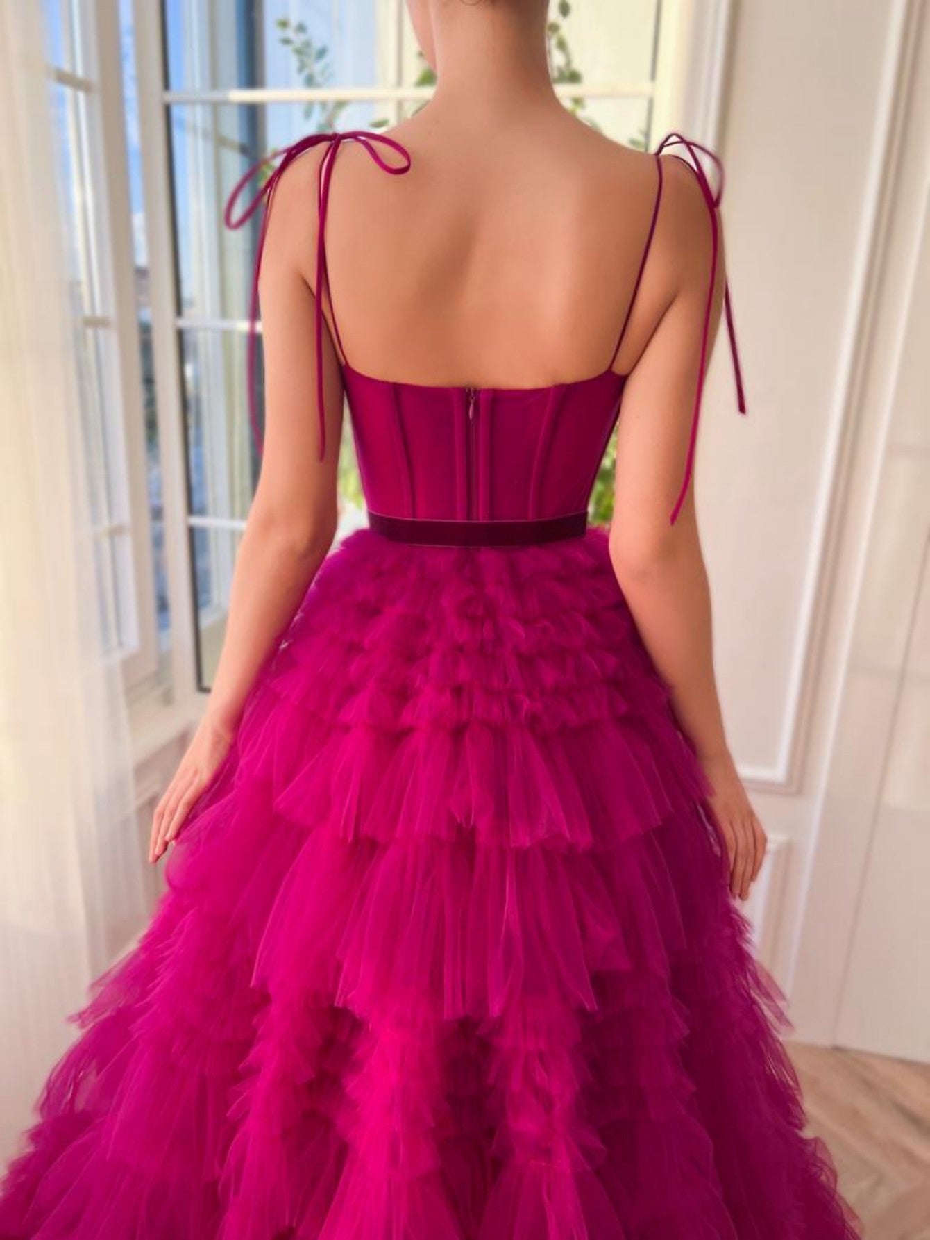 A-Linien-Trägerkleid aus fuchsiafarbenem, gestuftem, langem Tüll