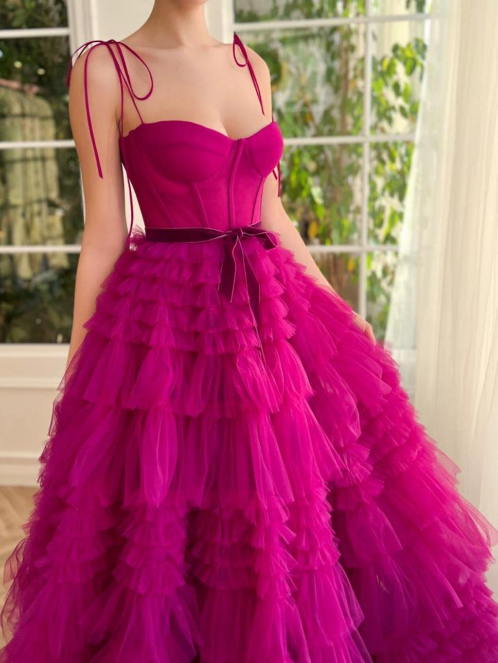 A-Linien-Trägerkleid aus fuchsiafarbenem, gestuftem, langem Tüll