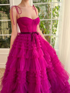 A-Linien-Trägerkleid aus fuchsiafarbenem, gestuftem, langem Tüll