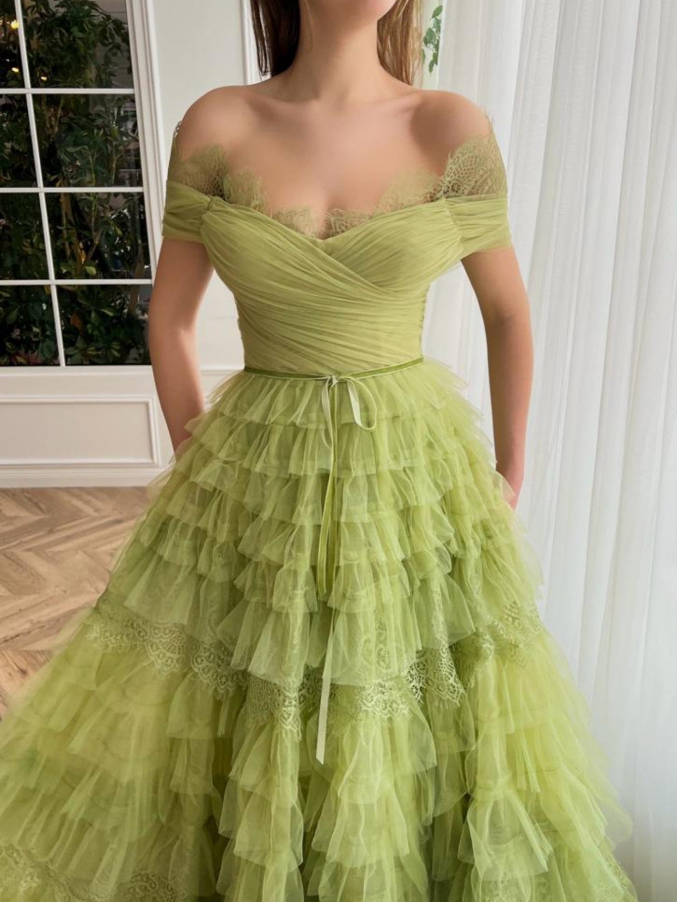 Vestido de fiesta de tul con hombros descubiertos y corte en A