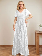 A-Linien-Kleid mit V-Ausschnitt, asymmetrischem Spitzenbesatz und Kaskadenrüschen für die Mutter der Braut 