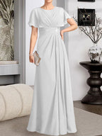 A-Linien-Kleid aus Chiffon mit Rundhalsausschnitt und bodenlanger Verarbeitung, verziert mit plissierten Perlen.