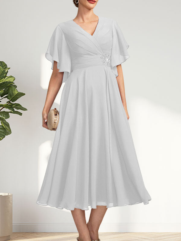 A-Linien-Chiffonkleid mit V-Ausschnitt, Teelänge und plissierter Perlenstickerei für die Mutter der Braut