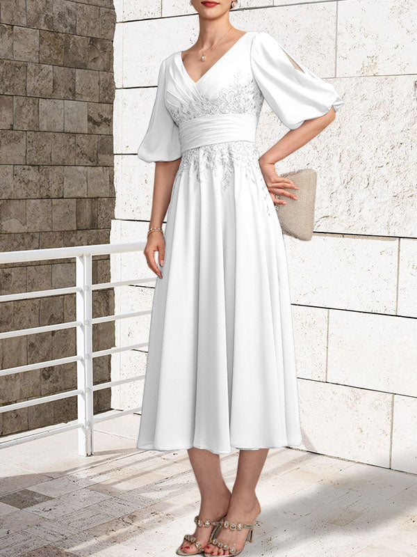 Vestido de gasa con encaje y escote en V hasta la rodilla para madre de la novia con pliegues