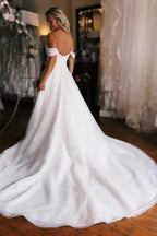 Schulterfreies Hochzeitskleid mit hohem Schlitz