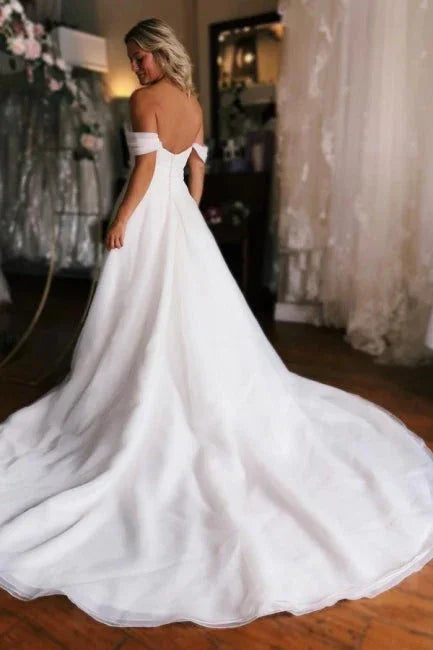 Schulterfreies Hochzeitskleid mit hohem Schlitz