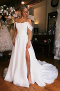 Schulterfreies Hochzeitskleid mit hohem Schlitz