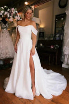 Schulterfreies Hochzeitskleid mit hohem Schlitz