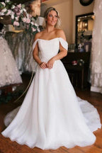 Schulterfreies Hochzeitskleid mit hohem Schlitz
