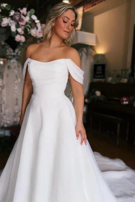 Schulterfreies Hochzeitskleid mit hohem Schlitz