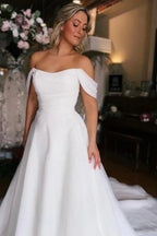 Schulterfreies Hochzeitskleid mit hohem Schlitz