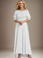 A-Linien-Kleid mit asymmetrischem Chiffon-Spitzenausschnitt und Perlenstickerei für die Mutter der Braut. 