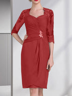 Etuikleid/Säulenkleid mit Herzausschnitt, knielang, aus Chiffon für die Mutter der Braut mit Perlenapplikationen, Spitze, Pailletten und Falten