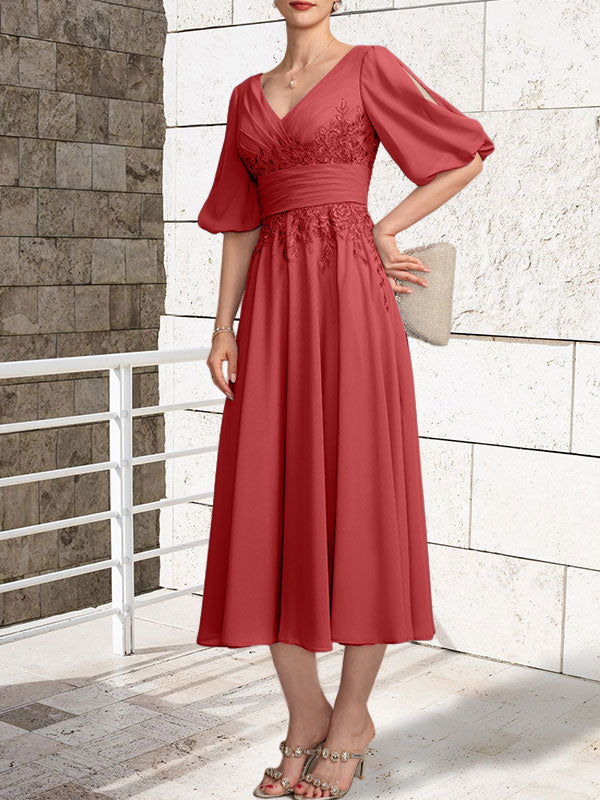 A-Linien-Kleid aus Chiffon mit V-Ausschnitt und Teelänge für die Mutter der Braut mit Falten