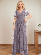 A-Linien-Kleid mit V-Ausschnitt, asymmetrischem Spitzenbesatz und Kaskadenrüschen für die Mutter der Braut 
