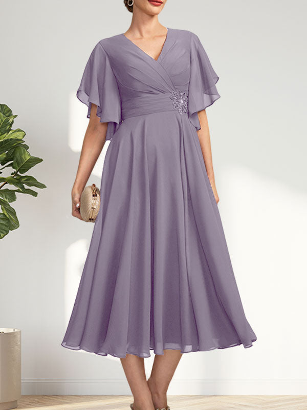A-Linien-Chiffonkleid mit V-Ausschnitt, Teelänge und plissierter Perlenstickerei für die Mutter der Braut