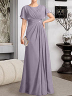 A-Linien-Kleid aus Chiffon mit Rundhalsausschnitt und bodenlanger Verarbeitung, verziert mit plissierten Perlen.