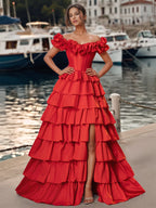 Schulterfreies, gestuftes Ballkleid mit Schlitz