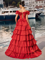 Schulterfreies, gestuftes Ballkleid mit Schlitz