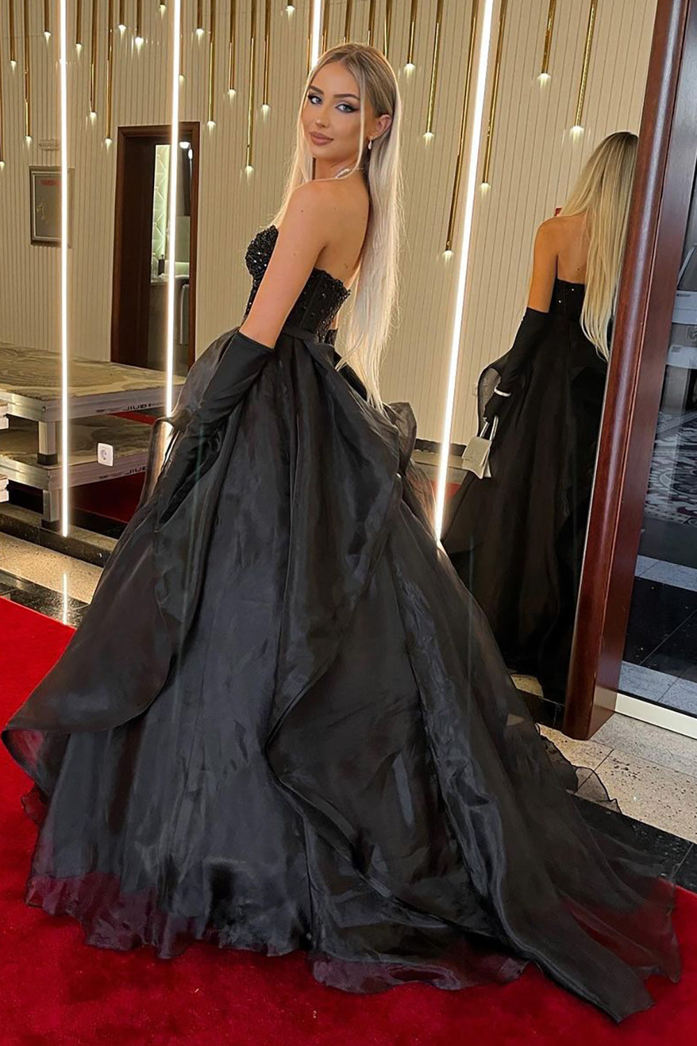 Schwarzes, langes A-Linien-Abendkleid mit herzförmigem Ausschnitt und Perlenstickerei