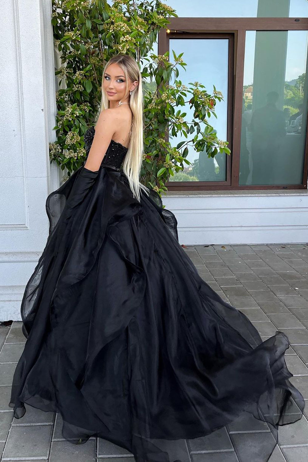 Schwarzes, langes A-Linien-Abendkleid mit herzförmigem Ausschnitt und Perlenstickerei