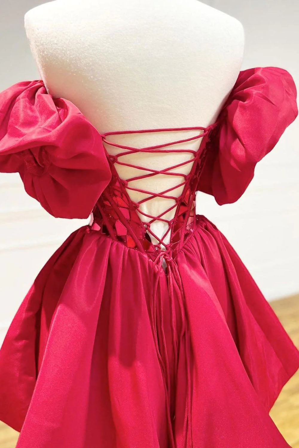 Vestido corto de fiesta con hombros descubiertos y corte A
