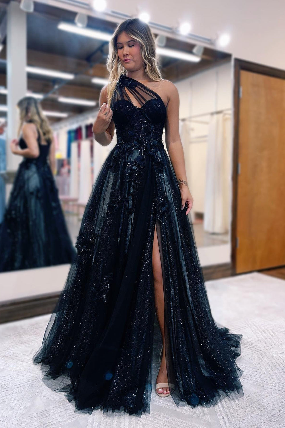 Vestido de fiesta largo negro de corte A con un solo hombro y apliques