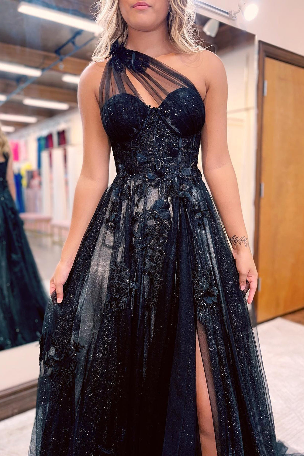 Vestido de fiesta largo negro de corte A con un solo hombro y apliques